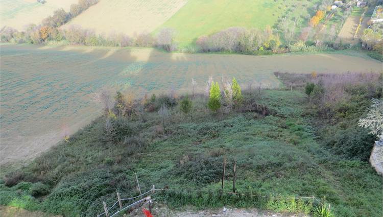 FRUSTUOLO DI TERRENO RETROSTANTE -EDIFICABILE
