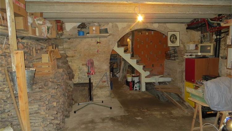 rustico magazzino con grotta