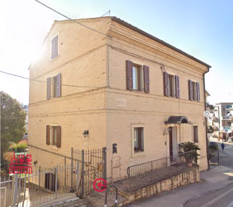APPARTAMENTO CON CORTE ESCLUIVA E GARAGE A FERMO
