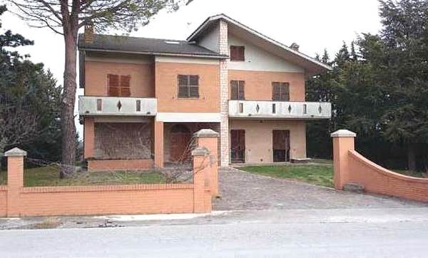 VILLLA SINGOLA CON GARAGE E TERRENO A TREIA
