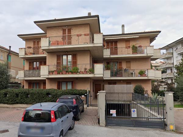 APPARTAMENTO CON CORTE E GARAGE-PORTO SAN GIORGIO