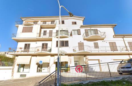 APPARTAMENTO CON POSTO AUTO A MONTE URANO