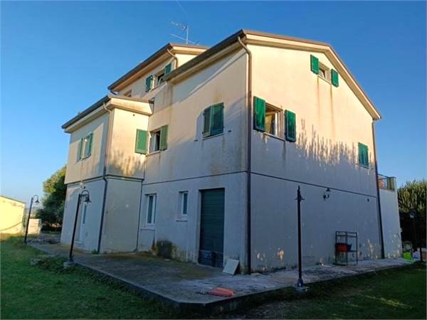 VILLA CON STRADA PRIVATA E AMPIO GIARDINO A SANT'ELPIDIO A MARE