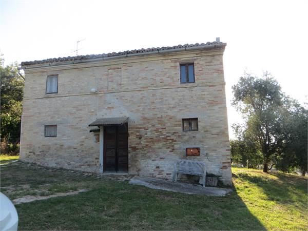 Casolare con ampia corte in zona residenziale
