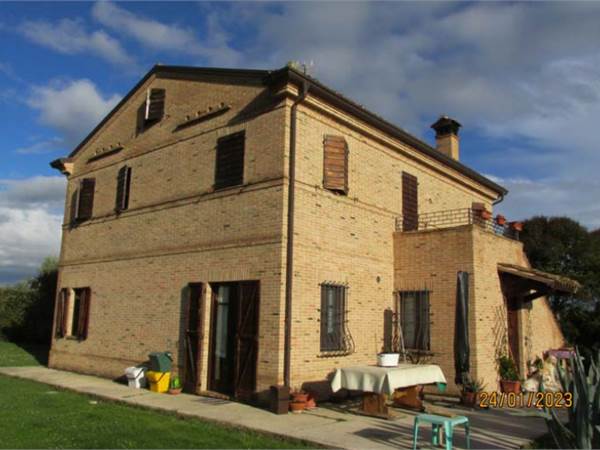 VILLA SINGOLA SU TRE LIVELLI CON TERRENO A SANT'ELPIDIO A MARE