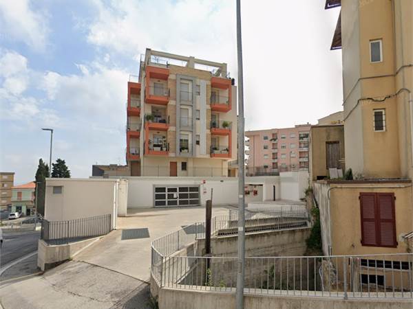 APPARTAMENTO AL PT CON AMPIA CORTE ESCLUSIVA A MACERATA