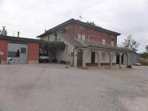 COMPLESSO IMMOBILARE CON ABITAZIONE E TERRENI A MONTELEONE DI FERMO