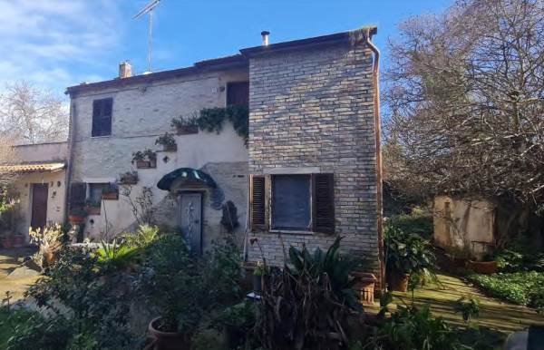 CASA COLONICA 191 MQ CON DEPOSITI E TERRENI PERTINENZIALI A FERMO