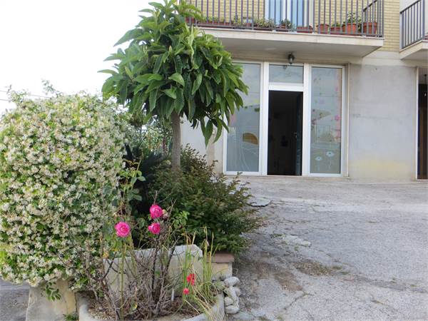 MONTE SAN GIUSTO – LOCALE AL PIANO TERRA CON INGRESSO INDIPENDENTE – 