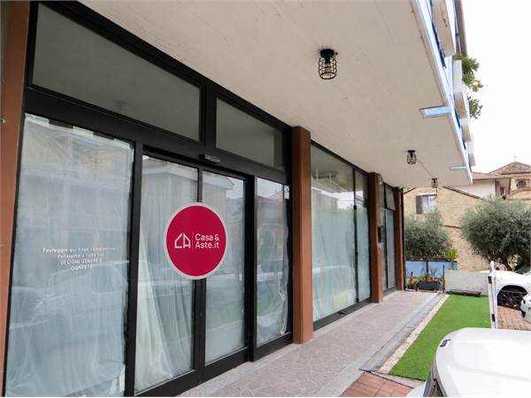 Locale commerciale di 163 mq con parcheggio privato e posizione strategica