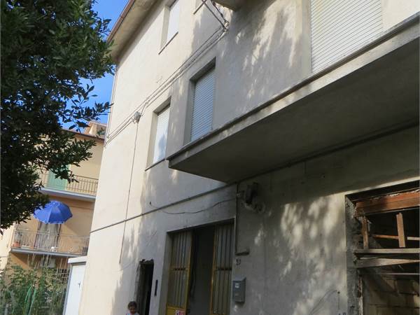 Ampia soluzione con due appartamenti, laboratorio, garage e corte esclusiva