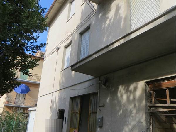Ampia soluzione con due appartamenti, laboratorio, garage e corte esclusiva
