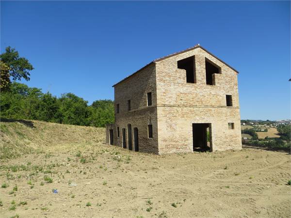 VILLA RUSTICA DA COMPLETARE..MONTE GIBERTO(FM)