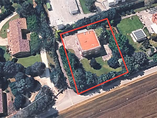 VILLA  438 MQ A MORROVALLE (MC) CON CORTE PERTINENZIALE