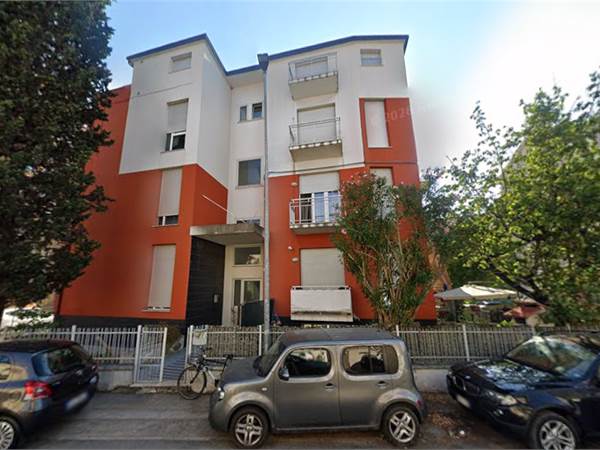 APPARTAMENTO AL PIANO PRIMO CON DOPPIO BALCONE A PESARO (PU)