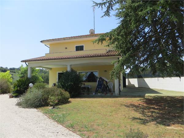 Grottazzolina (FM) – Prestigiosa villa indipendente con vista sui Monti Sibillini, 3.000 mq di corte