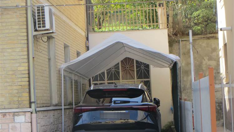 2 posti auto privati difronte al magazzino